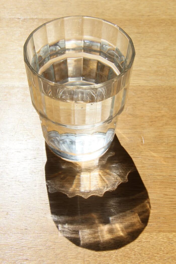 💧 Il fait chaud : boire de l’eau, c’est vital… mais pas toujours facile !
On a tendance à attendre d’avoir soif, et pourtant… c’est déjà trop tard !
👉 Objectif : min. 1,5L d’eau par jour (et + en cas de chaleur, sport, grossesse, allaitement…).
Voici quelques astuces simples pour penser à boire plus souvent :
🔹 Gardez toujours une gourde à portée de main.
🔹 Commencez et terminez votre journée avec un grand verre d’eau.
🔹 Mettez une carafe d’eau sur la table à chaque repas.
🔹 Envie de changement ? Testez :
– Eau aromatisée maison (concombre, citron, menthe, fruits rouges…)
– Glaçons fruités
– Un verre original (flûte, verre à cocktail…) pour le fun !
🚫 Attention au café/thé en excès, et aux eaux gazeuses trop salées.
💡 Boire plus, c’est souvent une question d’habitude… et un peu de créativité peut vraiment aider !
#hydratation #santé #eau #bienetre #nutrition #Nubel
