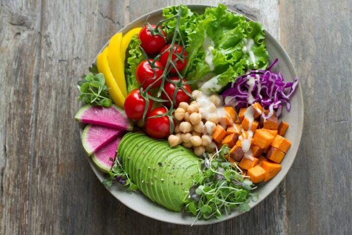 🧑‍⚕️🍽️ Hoe eet de Belgische bevolking? De resultaten van de nieuwe Voedselconsumptiepeiling zijn er!

📊 Tussen 2022 en 2023 namen meer dan 3700 mensen deel aan dit onderzoek geleid door Sciensano. De peiling toont aan dat de meerderheid van de volwassenen de voedingsaanbevelingen van de Hoge Gezondheidsraad niet volgt.

🔍 Enkele kerncijfers:
✅ 37 % van de volwassenen drinkt voldoende water
🥦 7 % eet genoeg groenten
🍎 10 % haalt de aanbevolen fruitinname
🌰 3 % eet voldoende noten
🥩 91 % eet te veel bewerkt rood vlees
🍷 82 % drinkt nog alcohol, ondanks het advies om dit te vermijden

📈 Goed nieuws: het water- en groenteverbruik zijn gestegen, en het gebruik van suikerhoudende en alcoholische dranken is licht gedaald sinds 2014-2015.

📥 Ontdek alle resultaten hier:
👉 https://www.sciensano.be/nl/resultaten-van-de-nationale-voedselconsumptiepeiling-2022-2023

#Gezondheid #Voeding #België #Voedselconsumptiepeiling #Sciensano #Voedingsgewoonten