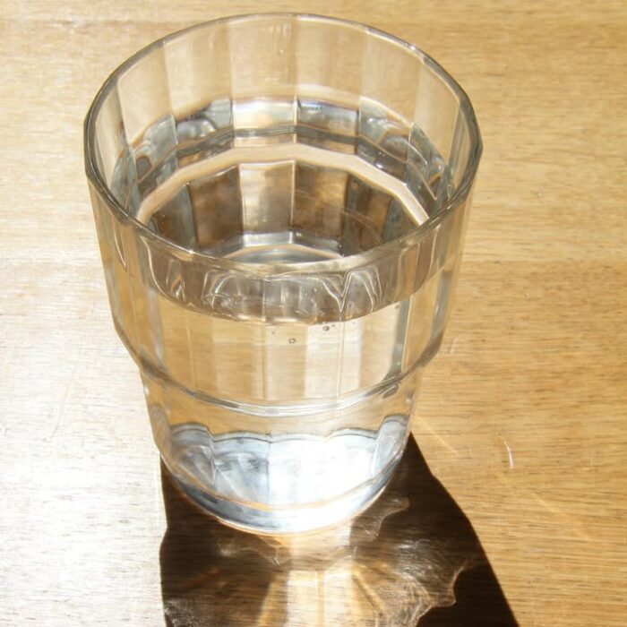 💧 Het is warm: water drinken is van levensbelang… maar niet altijd vanzelfsprekend!
We wachten vaak tot we dorst hebben, maar dan is het eigenlijk al te laat!
👉 Doel: 1,5L water per dag (meer bij hitte, sport, zwangerschap, borstvoeding…).

Hier zijn enkele eenvoudige tips om vaker aan drinken te denken:
🔹 Hou altijd een drinkfles bij de hand.
🔹 Begin en eindig je dag met een groot glas water.
🔹 Zet een karaf water op tafel bij elke maaltijd.
🔹 Zin in iets anders? Probeer eens:
– Zelfgemaakte gearomatiseerde water (komkommer, citroen, munt, rood fruit…)
– Fruitijsblokjes
– Een origineel glas (champagneglas, cocktailglas…) voor de fun!
🚫 Let op met te veel koffie/thee en zoute bruiswaters.
💡 Meer drinken is vaak een kwestie van gewoonte… en een beetje creativiteit helpt écht!
#hydratatie #gezondheid #water #welzijn #voeding #Nubel