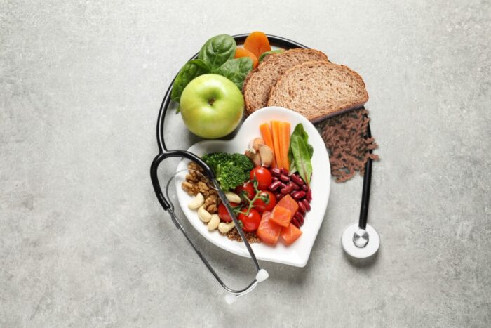 🍴Gezonder eten betekent langer leven. Daarom stelde de Hoge Gezondheidsraad 17 nieuwe voedingsaanbevelingen op voor de Belgische bevolking:
 1️⃣Eet dagelijks voldoende volle graanproducten
 2️⃣Beperk de consumptie van rood vlees
3️⃣ Kies meerdere keren per week voor peulvruchten
…
Benieuwd naar alle aanbevelingen? Lees het volledige advies: https://www.hgr-css.be/nl/advies/9805-9807/voedingsaanbevelingen-voor-de-belgische-bevolking-2025
 #hogegezondheidsraad